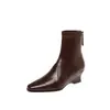 Botas de tornozelo confortáveis, que aumentam a altura, de salto baixo, com ajuste slim para outono/inverno 2026, apresentando bico quadrado delicado, adequadas para o trajeto diário, e com design elástico que abraça a perna