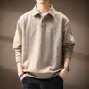 Suéter de punto de manga larga jacquard de alta gama estilo francés con patrón de diamantes para hombre, con un diseño texturizado de corte holgado, cuello alto y forro polar, perfecto para otoño