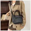 Bolso Tejido Artesanal de Alta Gama con Textura para Mujer, Nuevo Modelo 2025 Elegante Bolso de Cesta con Doble Asa y Colgante