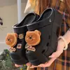 Las nuevas sandalias perforadas de suela gruesa de EVA para mujer son antideslizantes, de suela suave, adecuadas para el uso al aire libre en verano, aumentan la altura, son de punta cerrada y están de moda.