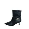 Botas de Cano Curto Finas Elásticas com Tira Cruzada e Fivela de Metal, Bico Fino e Salto Agulha, Novidade Outono/Inverno 2026, Botas de Tornozelo Retrô