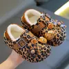 Chinelos internos quentinhos de inverno para meninas, com forro de fleece, impermeáveis e antiderrapantes, com estampa de leopardo, adequados para bebês e crianças pequenas.
