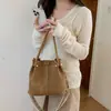 Bolso pequeño tejido de moda para principios de otoño para mujer, nuevo modelo 2026, bolso cubo plisado de mano, estilo commuter, bolso cruzado con correa ancha