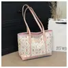 Bolsa de Moda Coreana para Mulheres 2025 Nova Bolsa de Ombro Tendência com Desenho de Personagem Grande Capacidade Versátil Nicho Bolsa Tote para o Dia a Dia