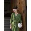 Vestido Casual de Verão 2026 Estilo Francês High-End com Cintura Torcida e Decote V Distribuição Atacadista