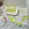 Conjunto de talheres descartáveis para bolo de aniversário faca e garfo de plástico de grau alimentício combinação de prato de papel quatro em um talheres para bolo