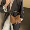Bolsa de ombro versátil, de nicho e retrô para o novo outono para mulheres, apresentando um elegante design hobo crossbody de camurça para 2026