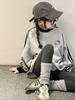 Traje estilo deportivo 2024 otoño e invierno nuevo tres rayas gato KT suéter con forro polar estilo occidental Joker leggings ropa para niños moda