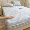 Juego de tres piezas de funda de colchón de terciopelo de leche bordado engrosado, fresco y simple, protector de cobertura completa cálido de vellón para colchón de invierno