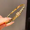 Pulseira com Fivela de Encaixe em Forma de Cobra Banhada a Ouro Real 18K Moda Retrô Pulseira Elegante Luxo Acessível Joias de Alta Qualidade para Mulheres