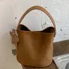 Bolso tipo cubo nuevo de estilo coreano para mujer, bolso de mano y bolso de hombro, moderno y versátil, con un diseño de nicho, adecuado para ir al trabajo, bolso versátil para debajo del brazo