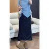 Saia midi preta de bolinhas plus size para mulheres, estilo fino de verão, cintura alta, projetada para cobrir os quadris e criar um efeito emagrecedor, corte em A
