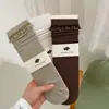 Meias de cano médio com babados estilo coreano IOULOR para mulheres, meias de algodão caneladas verticais, cor sólida suave, adequadas para combinar com sapatos de couro pequenos