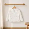 Outono 2026 Novo Tricô Doce Tipo Algodão Colorido Estampa de Estrela Gola Peter Pan Franzida Camisa Polo Manga Longa para Meninas