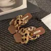 Pantuflas Exteriores Retro Cruzadas Peludas Suela Plana Punta Cuadrada para Mujer Exterior 2026 Nuevo Estampado de Leopardo Correa Única Moda Zapatos de Mujer Venta al por Mayor