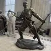 Escultura de figura do Exército Vermelho em cobre imitação, ornamento com tema cultural vermelho, escultura de figura em fibra de vidro para exteriores para salões memoriais e áreas cênicas