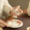 Gaiwan de pie alto con flor de camelia pintada a mano en blanco, cuenco de té cerámico de lujo ligero para el hogar anti-quemaduras, cuenco de té para juego de té Kung Fu de alta gama