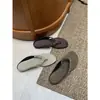 Sandalias de tanga retro Chuyuji de nicho con remaches para mujer, nuevo estilo de verano 2026 para vacaciones, sandalias versátiles de suela gruesa