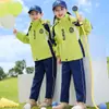 Uniforme Escolar para Estudiantes de Primaria Ropa de Primavera y Otoño Uniforme de Clase para Primer Grado Conjunto de Tres Piezas de Estilo Extranjero Uniforme de Jardín de Niños Traje de Trabajo Rudo para Exteriores