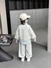 Conjunto de sudadera para niño, nueva colección primavera/otoño 2026, ropa casual moderna y elegante estilo coreano, conjunto de dos piezas