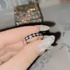 Anillo de Cuadros Diamante Estilo Retro Europeo y Americano Versa Recubrimiento 18k Anillo Medio Estrecho Superpuesto Anillo de Pareja de Zirconio