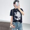 Playera de Manga Corta con Estampado de Gatito Miyake Verano 2025 Nuevo Diseño Nicho Cuello Redondo Casual Versátil Top Plisado