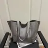 2026 Inverno Novo Modelo High-End Design de Nicho Camurça Tachado Moda Versátil Bolsa de Ombro/Axila Tote Transversal
