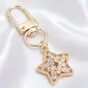 Lujo Ligero Chapado en Oro Charms Completos de Diamante Cierre de Langosta Forma D Colgante Triangular Redondo Accesorios para Llaves Fábrica de Origen Venta al por Mayor