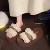 Chinelos peludos retrô da moda para outono e inverno, novo estilo, para usar ao ar livre, mocassins slip-on femininos de sola grossa, 2026