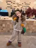 Conjunto de Terciopelo Plus para Niños y Niñas Otoño/Invierno 2026 Nuevo Estilo Cardigan Elegante con Sudadera con Capucha Pantalones de Chándal Rayados Cálidos
