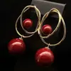 Pendientes vintage de perlas rojas, nicho único, exagerado, atmosféricos, ligeros, de lujo, de alta gama, elegantes, para mujer.