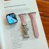 Pulseira de Relógio de Trevo de Quatro Folhas Vazada com Zircônia Adequada para Apple Watch 11/S10 Pulseira de Couro Genuíno