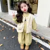Conjunto Feminino 2026 Outono/Inverno Novo Estilo Coreano Roupa Infantil Colete Moletom com Capuz Calça de Perna Larga Conjunto de Três Peças Infantil Menina