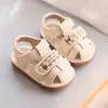 Sandalias de Caminar Suaves de Verano para Bebé con Velcro Antideslizante, Zapatos para Bebés Niños y Niñas, Zapatos Cerrados de Punta Romana que Chirrían