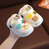 Zapatos de Agujeros para Niños Verano Transpirables Antideslizantes Puntera Doble Uso Doméstico Pantuflas para Niños Sandalias Lindas de Dibujos Animados para Niños y Niñas