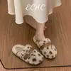 Chinelos fofos com estampa de leopardo para mulheres, novo estilo outono e inverno 2026, versáteis, forrados com fleece, quentes, chinelos de algodão para dormitórios