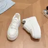 Zapatillas blancas de cuero genuino para mujer, nuevo estilo otoño e invierno 2026, zapatos deportivos casuales versátiles que aumentan la altura para personas menudas