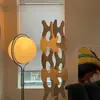 Lámpara de Pie Artística Minimalista Moderna para Sala de Estar Modelo Nuevo 2024 Mesita de Noche para Dormitorio Luminaria Creativa para Atmósfera Otro