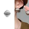 Pendientes versátiles con rayas degradadas de diamantes, estilo frío, estilo europeo y americano, sencillos, geométricos y metálicos, para uso diario.
