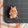 Accesorios de resina de animal capibara marrón anillo de natación tarjeta de biberón pinza para el pelo funda de teléfono móvil llavero agujero accesorios para zapatos