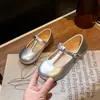 Sapatos infantis coreanos, sapatos de couro macios e estilosos, versáteis de corte baixo estilo retrô princesa, sapatilhas lisas de cor sólida para meninas, modernos