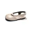 Sandálias femininas estilo francês, bico dividido e fechado, novo modelo de verão 2026, sapatos Mary Jane planos de tira única, sapatos de casco de porco