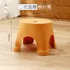 Banqueta Pequena Banco de Plástico Doméstico Banqueta Infantil Engrossada Desenho Animado Antiderrapante Pé de Borracha Apoio para os Pés Banqueta Baixa para Bebês Banho