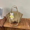 Bolsa Asa Estilo Retro Luxo Leve Grande Capacidade Bolsa Tote para Mulheres Versátil para o Trabalho de Mão Ombro Nova Chegada Outono 2026