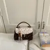 Bolsa de ombro única francesa de luxo leve design de senso nicho bolsa de mão feminina estampa de carruagem versátil bolsa transversal