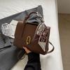Bolso de Hombro de Mujer de Nicho de Moda 2024 Otoño e Invierno Nueva Moda Patrón Tejido Simple Versátil Cruzado Pequeño Cuadrado Transfronterizo