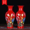 Vaso de cerámica al por mayor China Rojo Fénix peonía cola de pez florero adornos festivos para casa nueva decoración de casa nueva