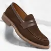 Mocasines de ante de alta gama transfronterizos, nueva moda de otoño, zapatos slip-on elegantes y atractivos para hombre con suelas suaves y antideslizantes y tallas grandes