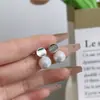 Brincos de Pérola com Lantejoulas Vermelhas para Mulheres, Design Simples e Versátil, Brincos de Tarraxa Cor Vinho, Brincos Metálicos Brilhantes