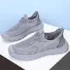 Novos Sapatos Casuais de Malha Slip-on Masculinos de Verão, Respiráveis, Vazados para Uso Externo, Sola Macia, Antiderrapantes, Sapatos de Pai